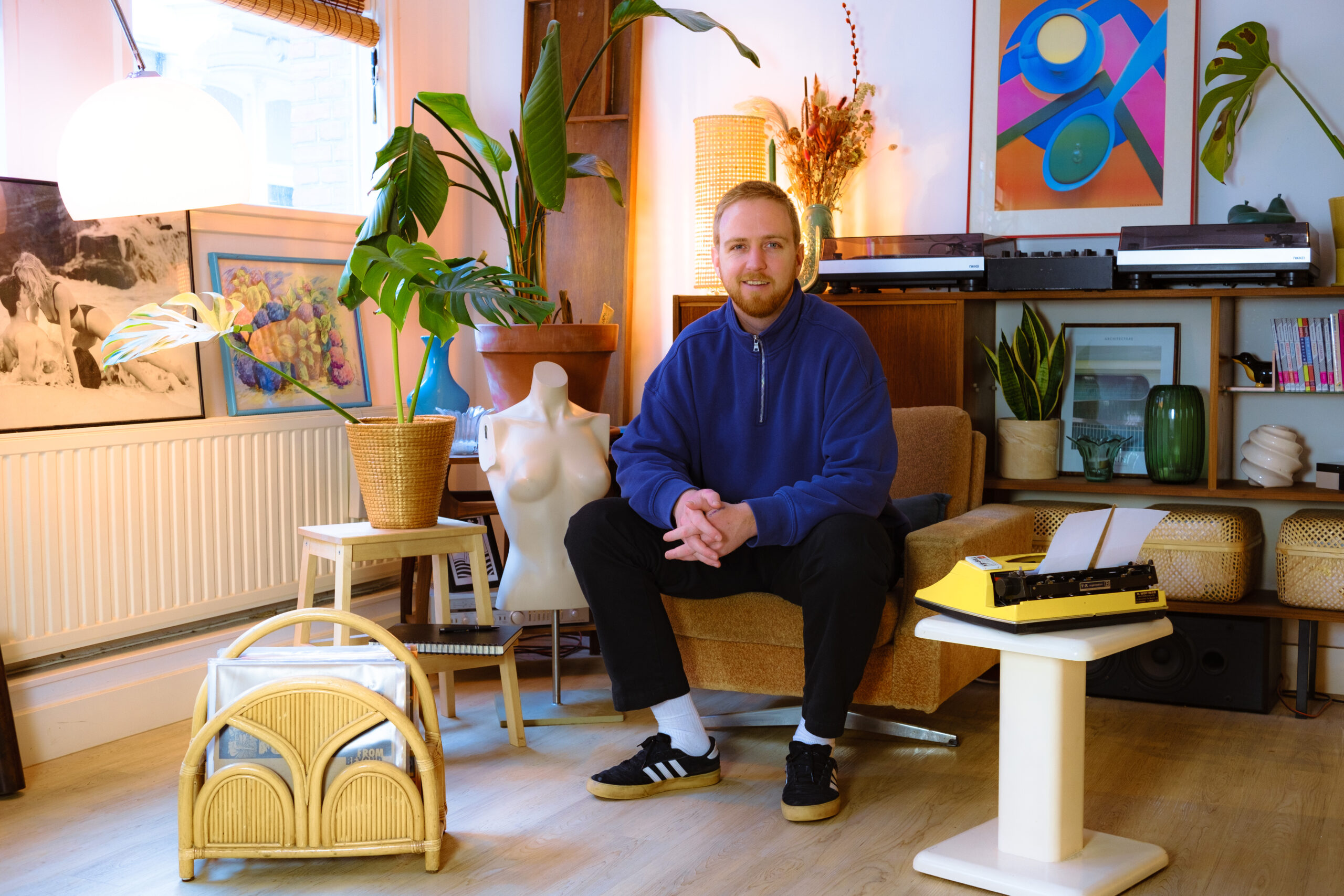 Koen zittend in huiskamer